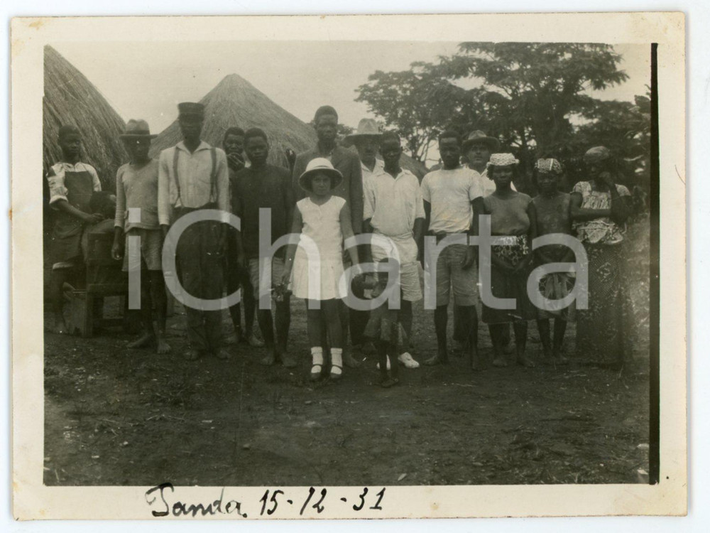 1931 TANDA - CONGO BELGE Belgian girl posing with congolese - Photo 12x9 cm Fotografia d'epoca. POOR/danneggiato Lievi smussature agli angoli, strappo al margine sinistro Formato: 12x9 originale e autentica 1