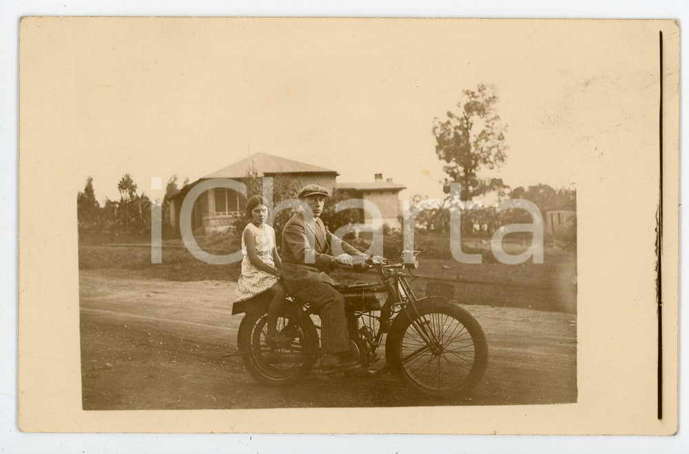1930 ca CONGO BELGE Belgian dad and daughter on a motorbike - Photo 13x8 cm Fotografia d'epoca in formato cartolina postale, non viaggiata. FAIR/discreto Lievi smussature agli angoli Formato: 13x8 originale e autentica 1