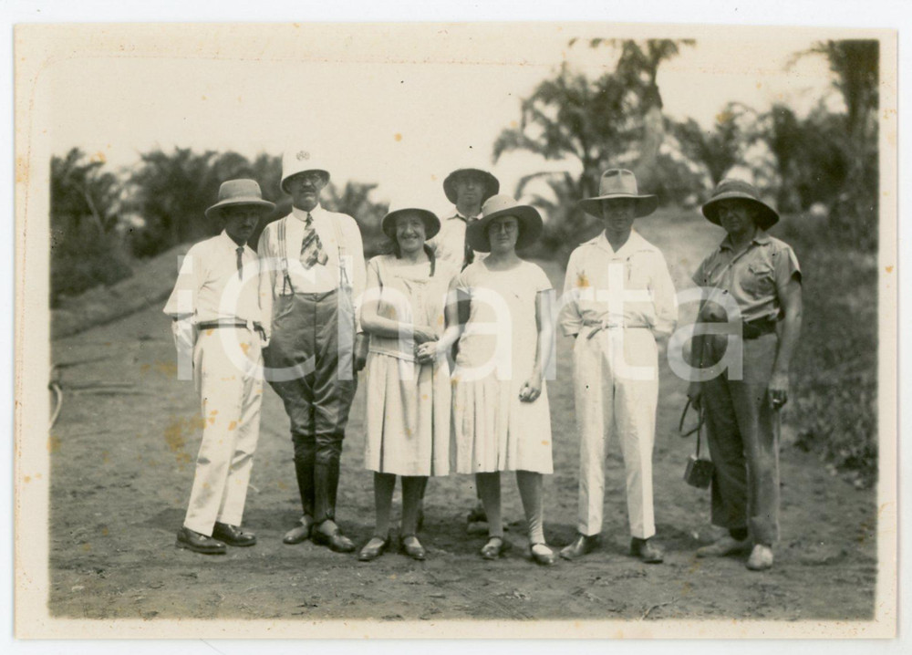 1930 ca CONGO BELGE Group of belgian people posing - Photo 13x9 cm Fotografia d'epoca. FAIR/discreto Lievi smussature agli angoli, macchie al recto Formato: 13x9 originale e autentica 1