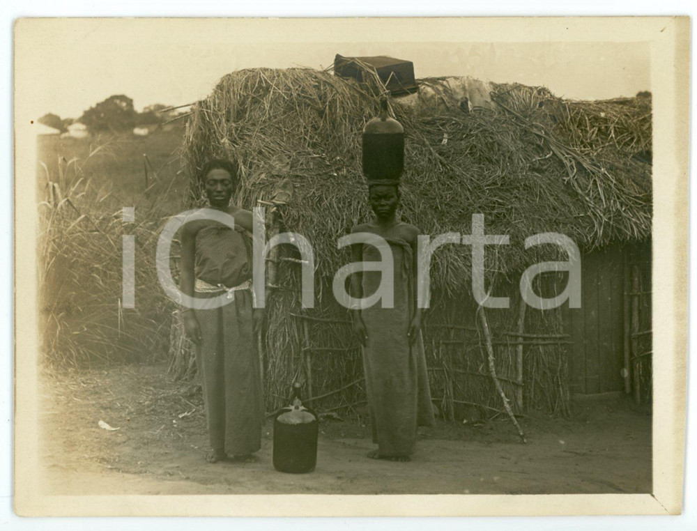 1930 ca CONGO BELGE Two women posing in front of a hutte - Photo 12x9 cm Fotografia d'epoca. FAIR/discreto Lievi smussature agli angoli Formato: 12x9 originale e autentica 1