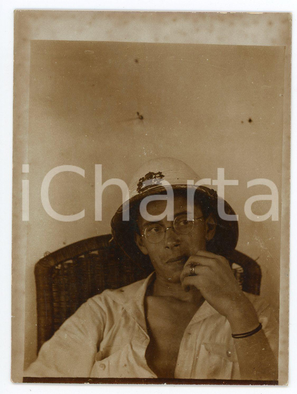 1930 ca CONGO BELGE Portrait of belgian man with explorer's hat - Photo 9x12 cm Fotografia d'epoca. POOR/danneggiato Lievi smussature agli angoli, bruniture diffuse, lievi sbrecciature al margine superiore Formato: 9x12 originale e autentica 1