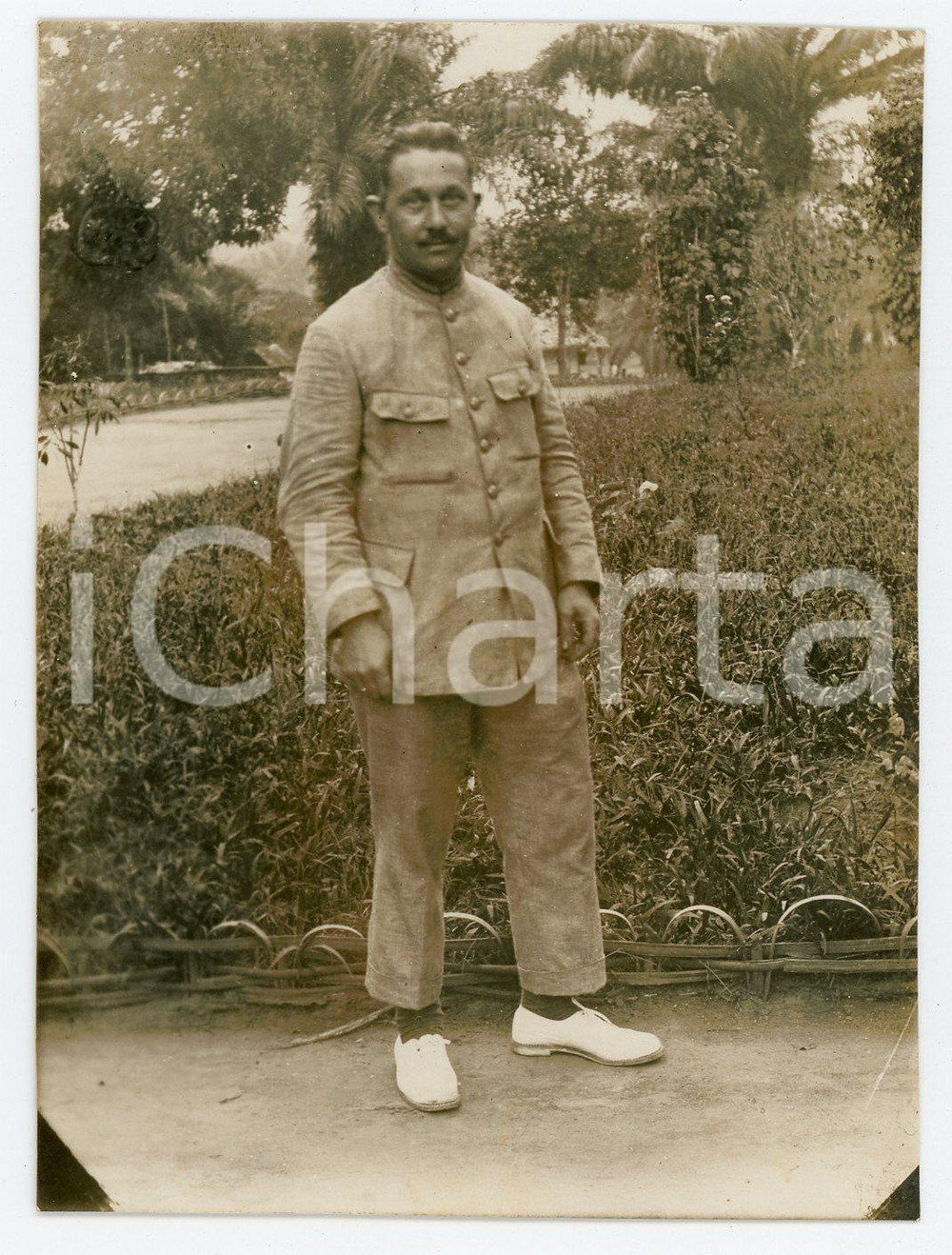 1930 ca CONGO BELGE Portrait of belgian man - Photo 8x11 cm Fotografia d'epoca in formato cartolina postale, non viaggiata. FAIR/discreto Margini rifilati a mano Formato: 8x11 originale e autentica 1