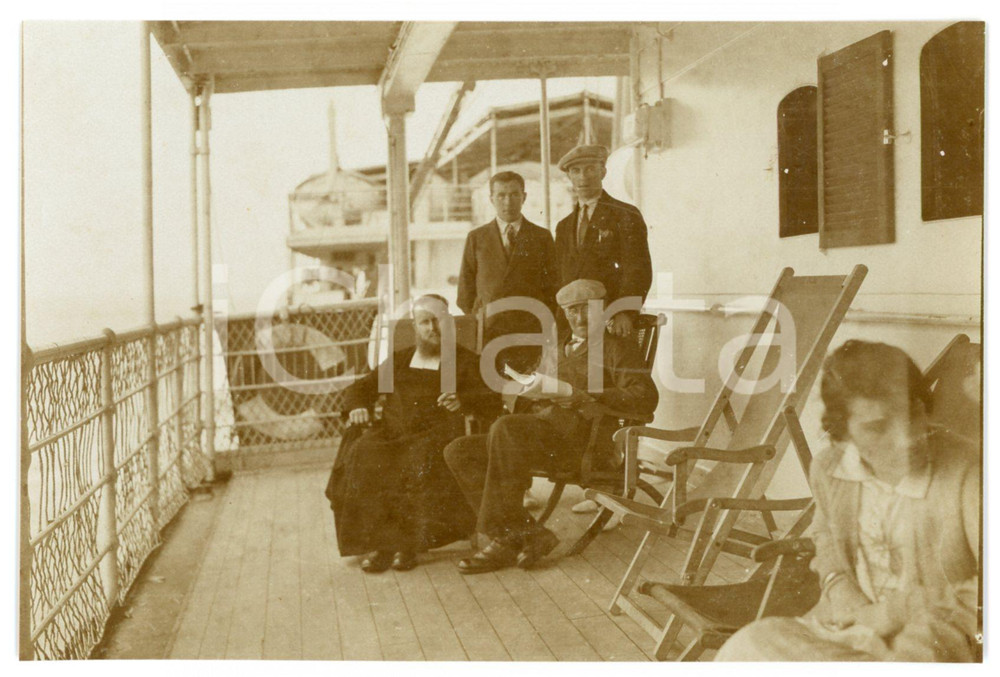 1930 ca CONGO BELGE Group of belgian people posing on a ship - Photo 14x9 cm (2) Fotografia d'epoca. FAIR/discreto Lievi smussature agli angoli Formato: 14x9 originale e autentica 1
