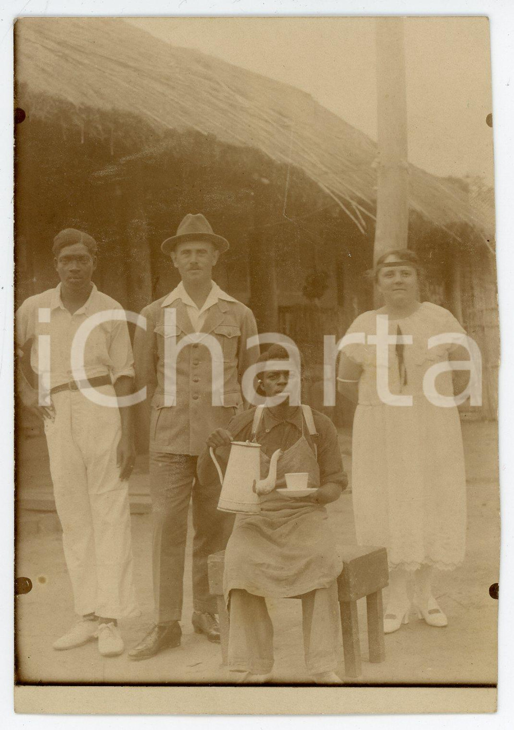 1930 ca CONGO BELGE Africain avec théière - Photo 8x12 cm Fotografia d'epoca. FAIR/discreto Lievi smussature agli angoli, margini rifilati a mano Formato: 8x12 originale e autentica 1