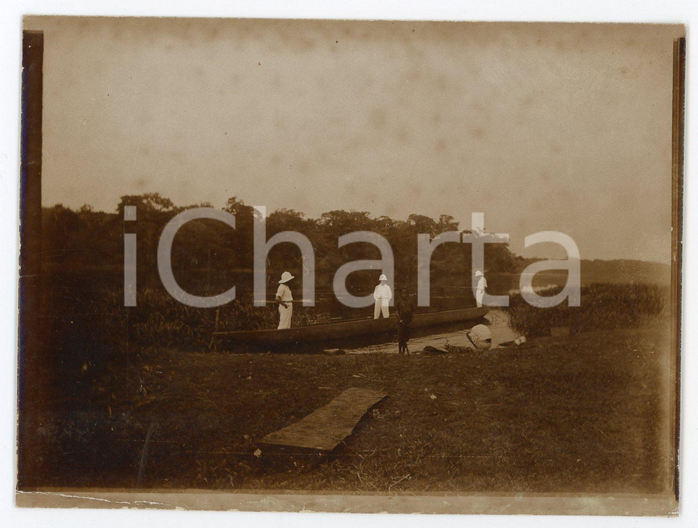 1930 ca CONGO BELGE Belgians crossing the river in a canoe - Photo 12x9 cm Fotografia d'epoca. FAIR/discreto Lievi smussature agli angoli, bruniture diffuse Formato: 12x9 originale e autentica 1