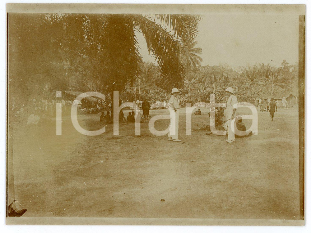 1930 ca CONGO BELGE Belges visitent un village congolais - Photo 12x9 cm (5) Fotografia d'epoca. POOR/danneggiato Lievi smussature agli angoli, difetti di stampa Formato: 12x9 originale e autentica 1