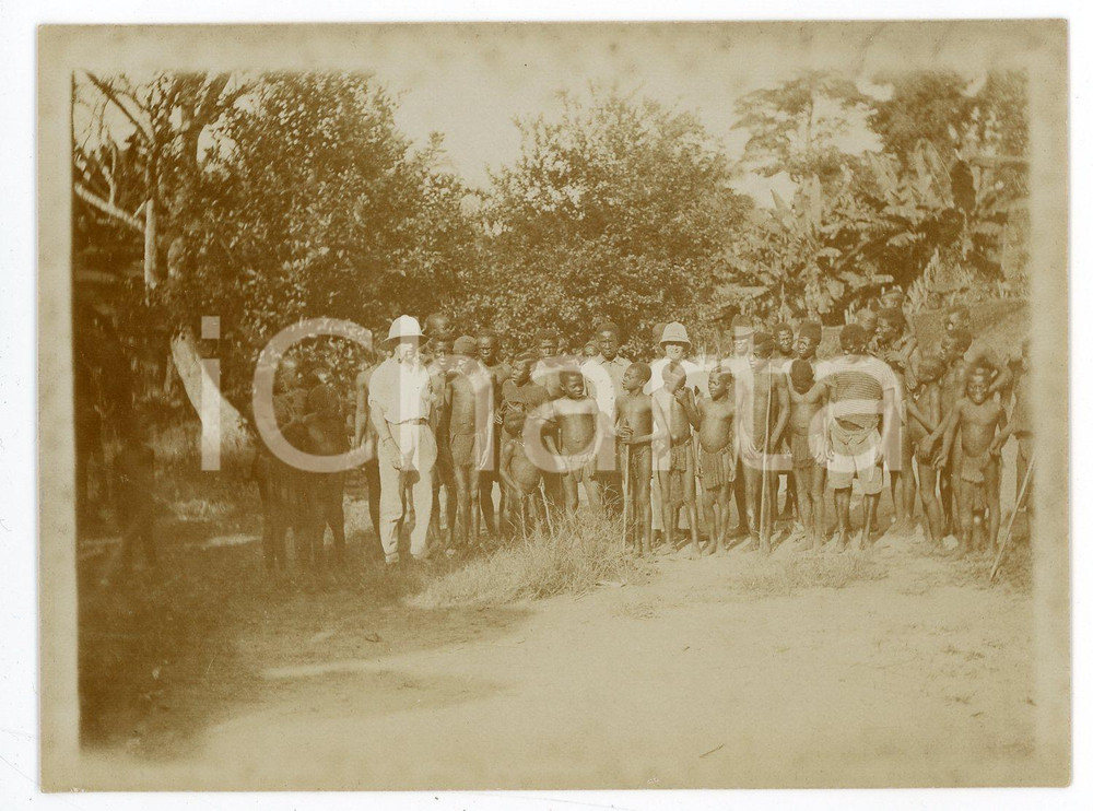 1930 ca CONGO BELGE Belgians posing with congolese - Photo 12x9 cm (1) Fotografia d'epoca. POOR/danneggiato Lievi smussature agli angoli, aloni Formato: 12x9 originale e autentica 1