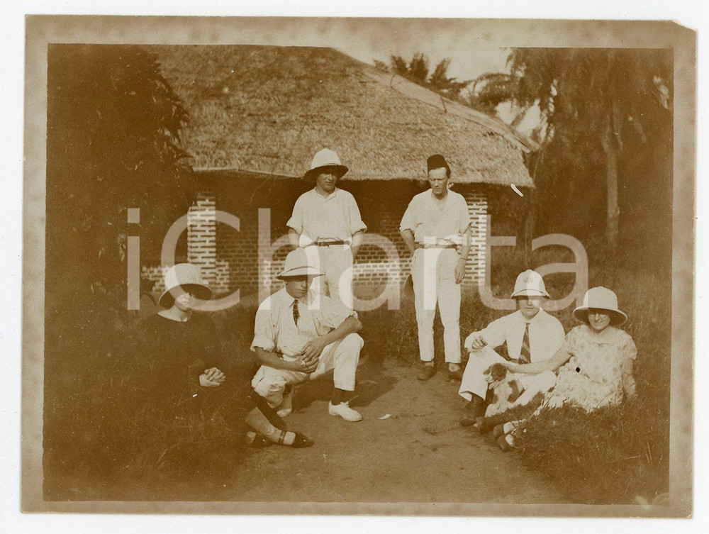 1930 ca CONGO BELGE Belgians posing with explorer hats - Photo 12x9 Fotografia d'epoca. POOR/danneggiato Mancanza all'angolo superiore destro, bruniture Formato: 12x9 originale e autentica 1