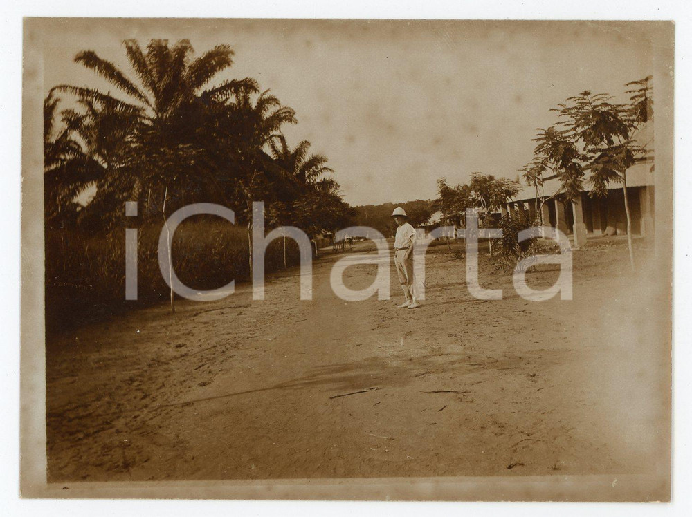 1930 ca CONGO BELGE Belgian in the middle of a dirt road - Photo 12x9 cm Fotografia d'epoca. POOR/danneggiato Lievi smussature agli angoli, aloni diffusi Formato: 12x9 originale e autentica 1