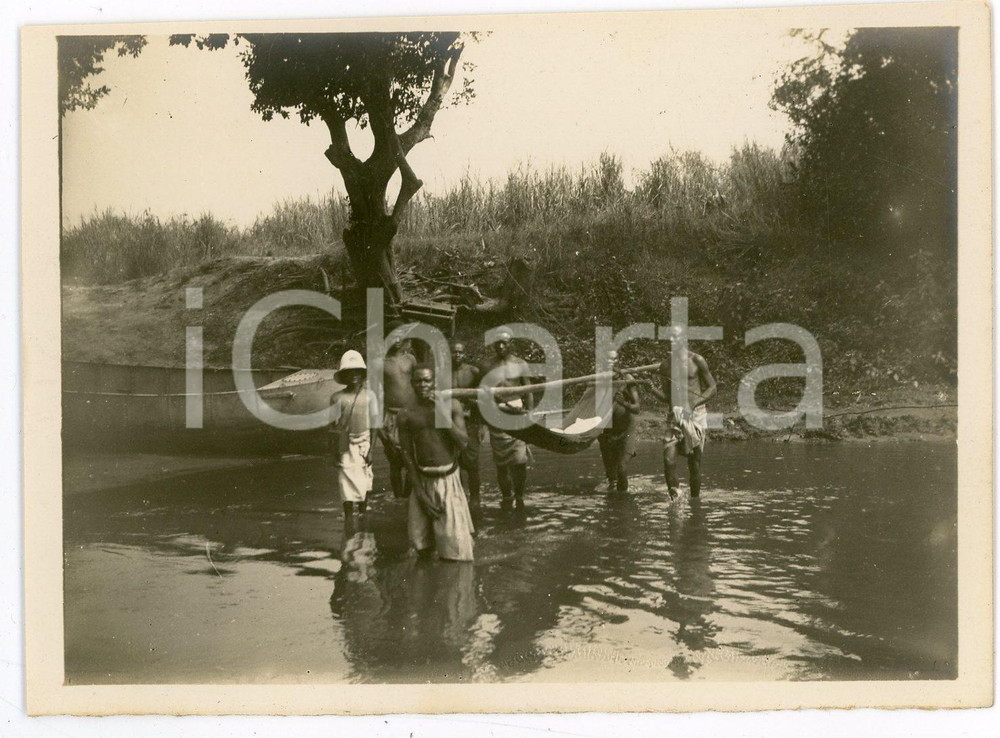 1930 ca CONGO BELGE Congolese cross the river with a hammock - Photo 12x9 cm Fotografia d'epoca. POOR/danneggiato Lievi smussature agli angoli, strappo al margine sinistro Formato: 12x9 originale e autentica 1