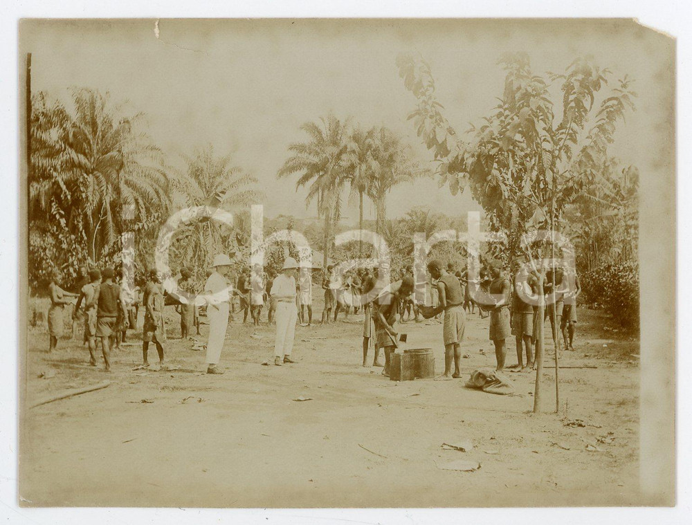 1930 ca CONGO BELGE Belgians at the market day - Photo 12x9 cm Fotografia d'epoca. VERY POOR/gravemente danneggiato Lievi smussature agli angoli, strappo al margine superiore, mancanza all'angolo superiore destro Formato: 12x9 originale e autentica 1