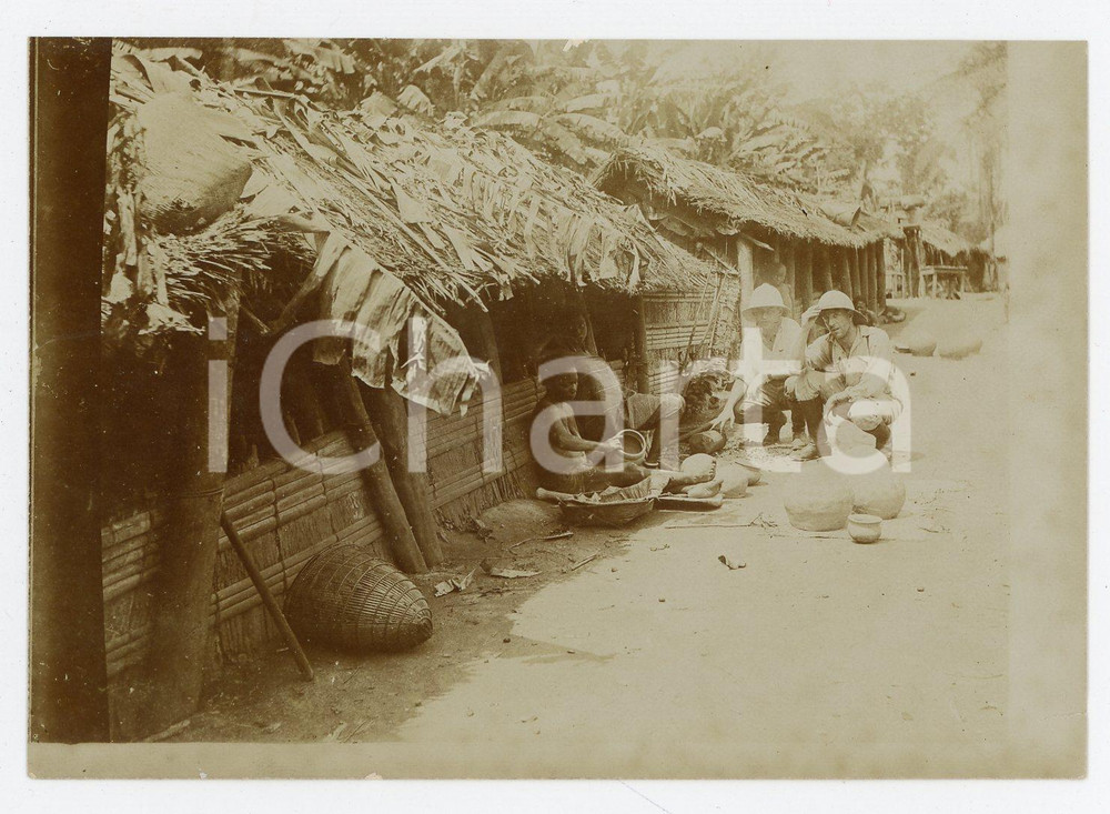 1930 ca CONGO BELGE Belgians meets a congolese potter - Photo 12x9 cm Fotografia d'epoca. FAIR/discreto Lievi smussature agli angoli Formato: 12x9 originale e autentica 1