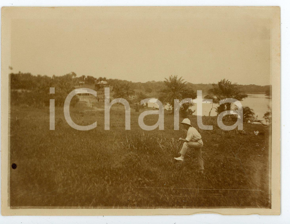 1930 ca CONGO BELGE  Belgian posing in a congolese landscape - Photo 12x9 cm Fotografia d'epoca. POOR/danneggiato Lievi smussature agli angoli, strappo al margine sinistro Formato: 12x9 originale e autentica 1