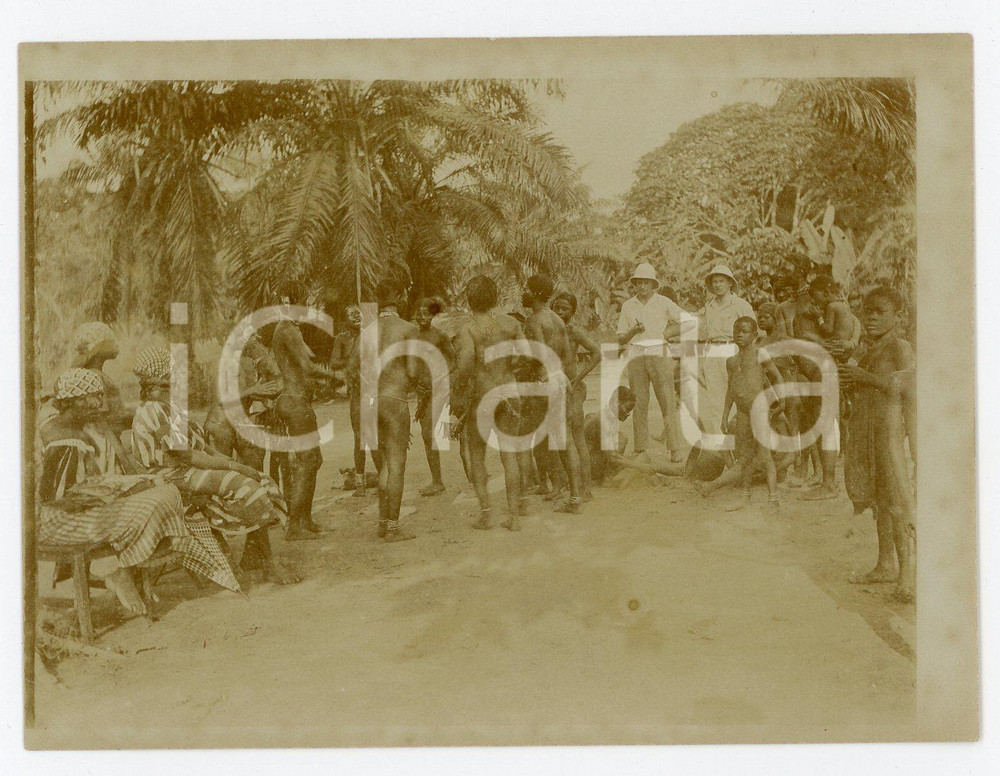 1930 ca CONGO BELGE Belges visitent un village congolais - Photo 12x9 cm (1) Fotografia d'epoca. FAIR/discreto Lievi smussature agli angoli Formato: 12x9 originale e autentica 1