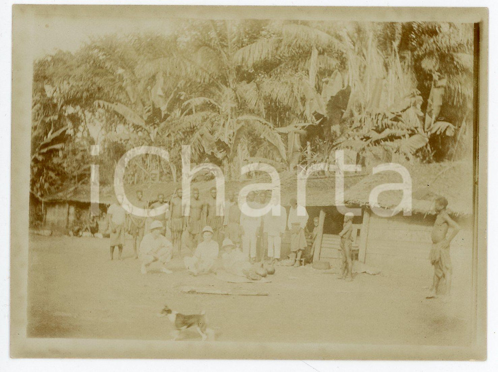 1930 ca CONGO BELGE Belges visitent un village congolais - Photo 12x9 cm (3) Fotografia d'epoca. FAIR/discreto Lievi smussature agli angoli, alone Formato: 12x9 originale e autentica 1