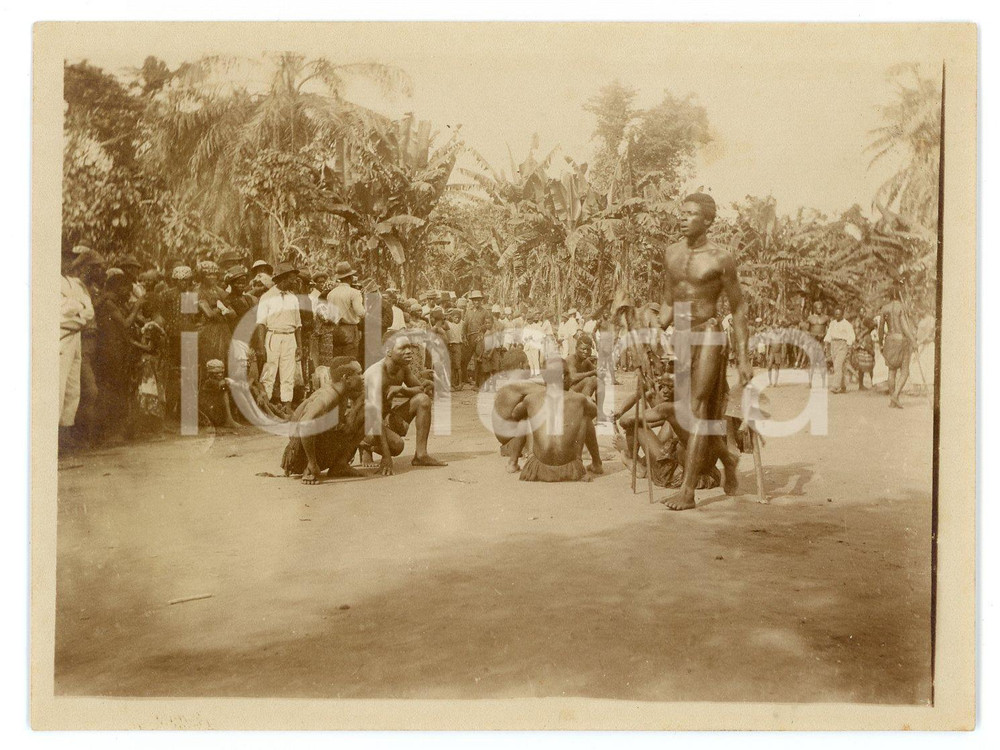 1930 ca CONGO BELGE Tribal dance at the village - Photo 12x9 cm Fotografia d'epoca. FAIR/discreto Lievi smussature agli angoli Formato: 12x9 originale e autentica 1