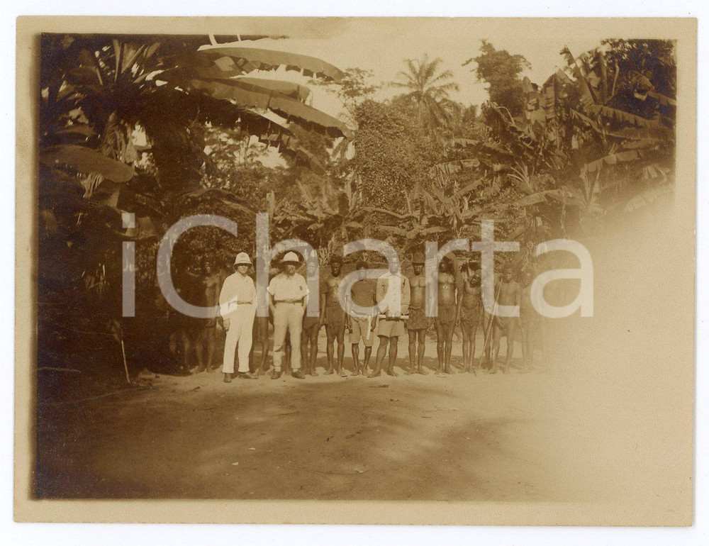 1930 ca CONGO BELGE Belgians posing with congolese - Photo 12x9 cm Fotografia d'epoca. POOR/danneggiato Lievi smussature agli angoli, difetto di stampa Formato: 12x9 originale e autentica 1