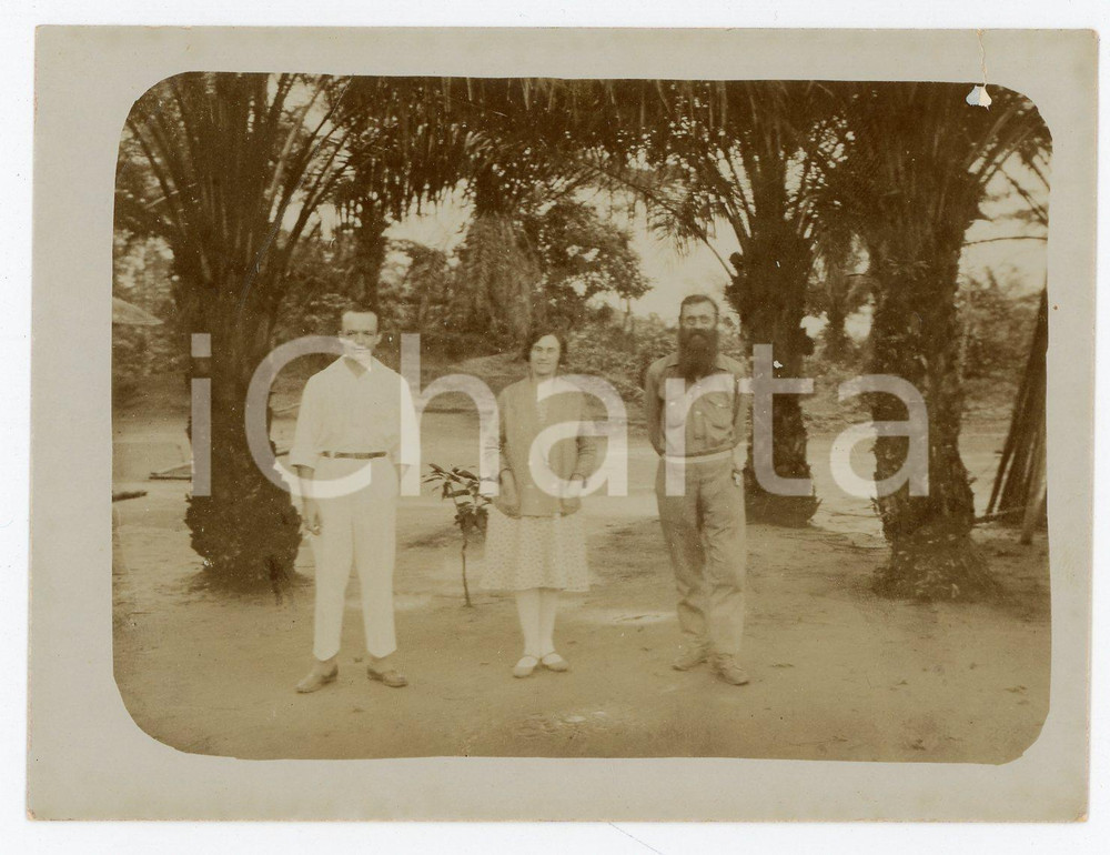 1930 ca CONGO BELGE Belgians under palm trees - Photo 12x9 cm Fotografia d'epoca. POOR/danneggiato Lievi smussature agli angoli, strappo al margine superiore Formato: 12x9 originale e autentica 1