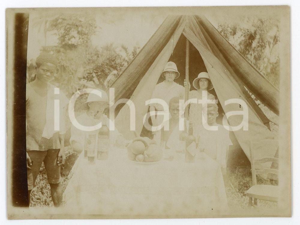1930 ca CONGO BELGE Belgians having lunch under a tent - Photo 12x9 cm Fotografia d'epoca. POOR/danneggiato Lievi smussature agli angoli, aloni diffusi Formato: 12x9 originale e autentica 1