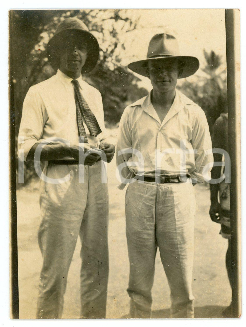 1930 ca CONGO BELGE Two belgian men posing - Photo 9x12 cm Fotografia d'epoca. GOOD/buono  Formato: 9x12 originale e autentica 1