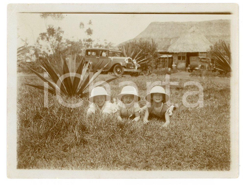 1930 KISEMBA - CONGO BELGE Belgian kids posing with car - Photo 12x9 cm (1) Fotografia d'epoca. FAIR/discreto Piegatura al margine superiore sinistro Formato: 12x9 originale e autentica 1