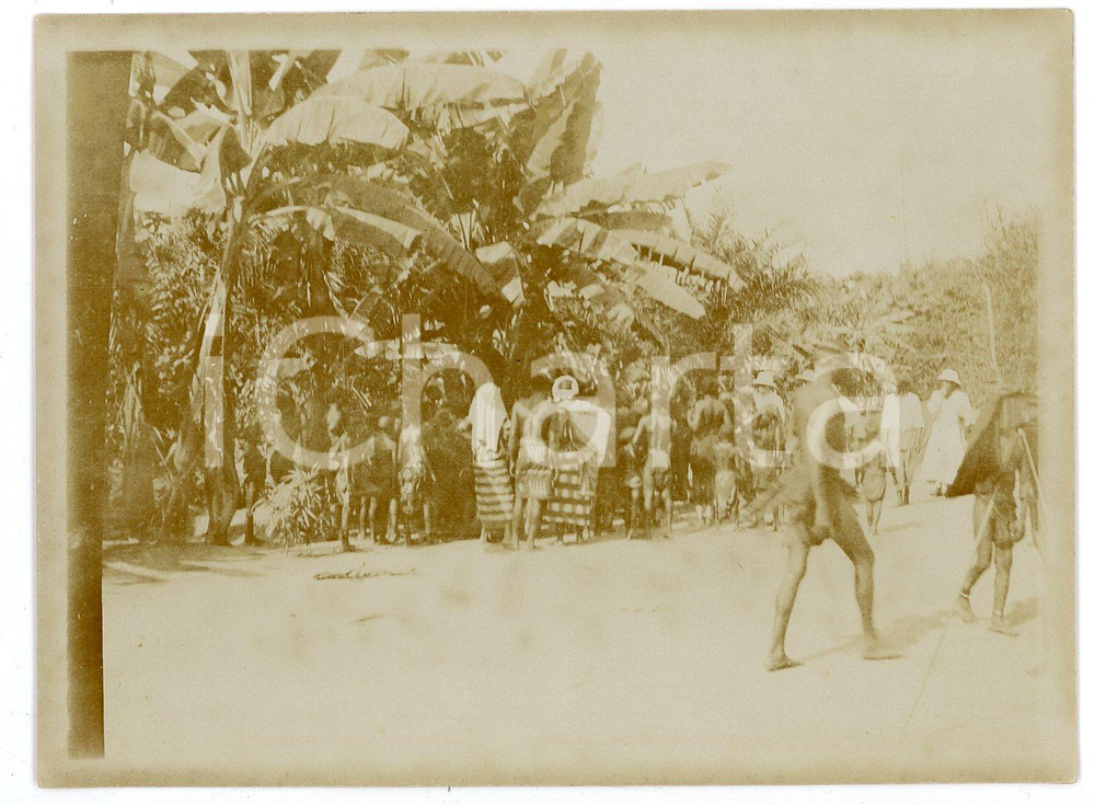 1930 ca CONGO BELGE Belges visitent un village congolais - Photo 12x9 cm Fotografia d'epoca. CONDIZIONI:FAIR/discreto Lievi smussature agli angoliFORMATO: 12x9 originale e autentica 1