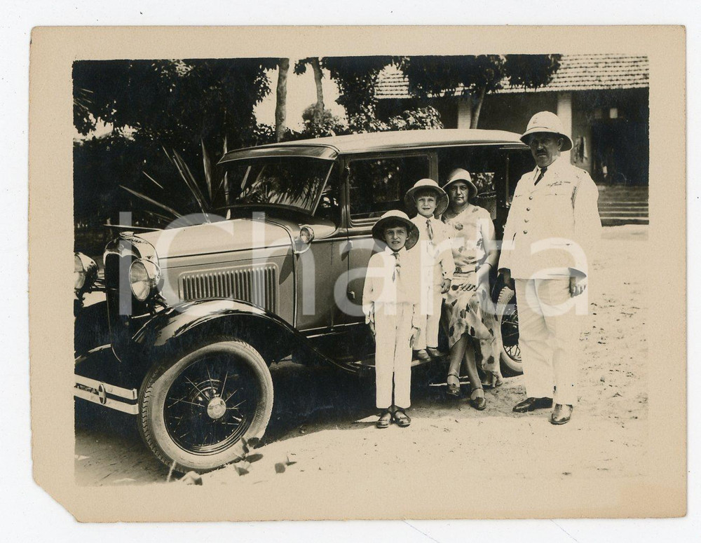 1931 KABINDA - CONGO BELGE Belgian family with car - Photo 10x8 cm Fotografia d'epoca. VERY POOR/gravemente danneggiato Mancanza all'angolo inferiore sinistro Formato: 10x8 originale e autentica 1