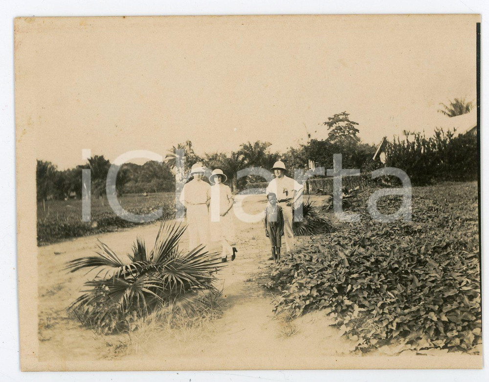 1930 ca CONGO BELGE Belgian posing with congolese child - Photo 11x9 cm Fotografia d'epoca. FAIR/discreto Lievi ingialliture Formato: 11x9 originale e autentica 1
