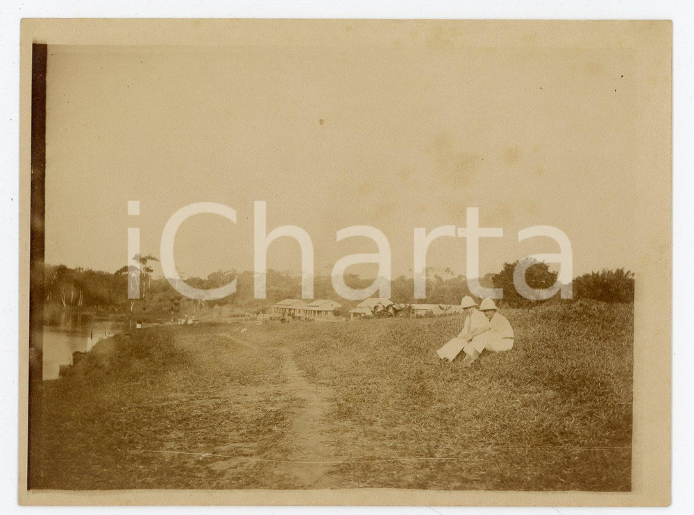 1930 ca CONGO BELGE Two belgians near the river - Photo 12x9 cm Fotografia d'epoca. FAIR/discreto Lievi ingialliture Formato: 12x9 originale e autentica 1
