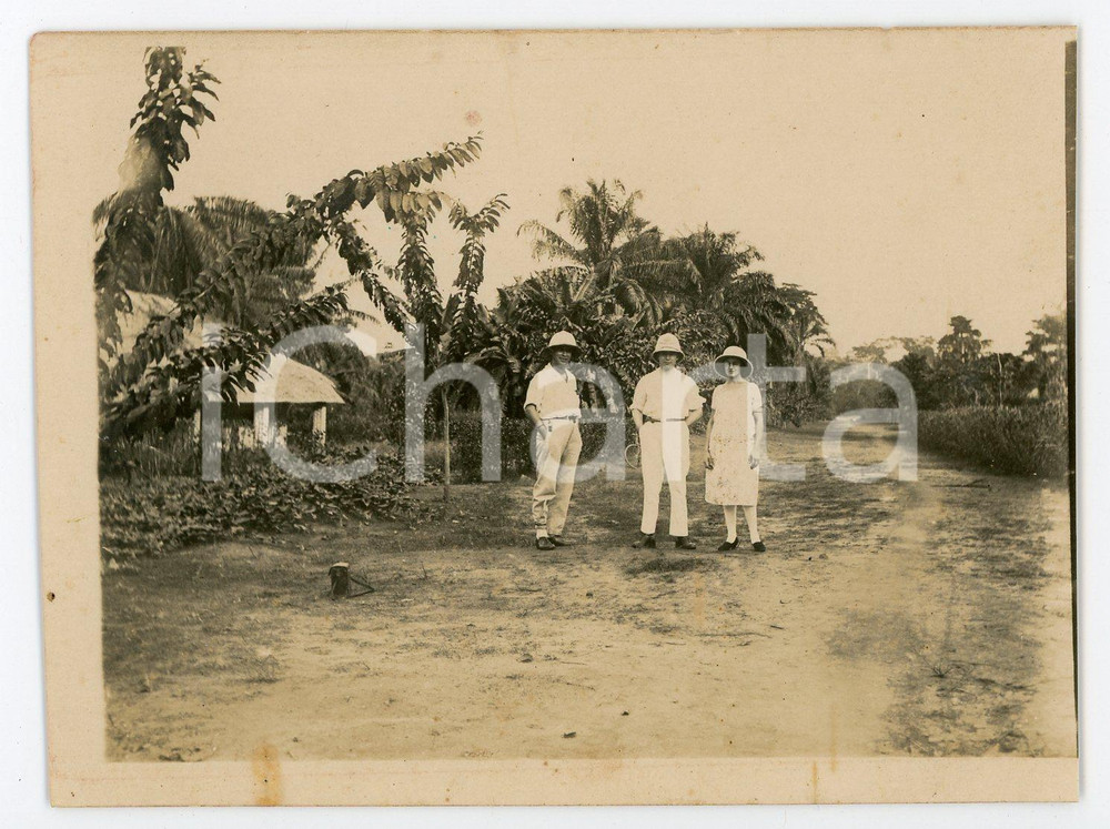 1930 ca CONGO BELGE Three belgians posing near a house - Photo 12x9 cm Fotografia d'epoca. FAIR/discreto Aloni al margine inferiore Formato: 12x9 originale e autentica 1