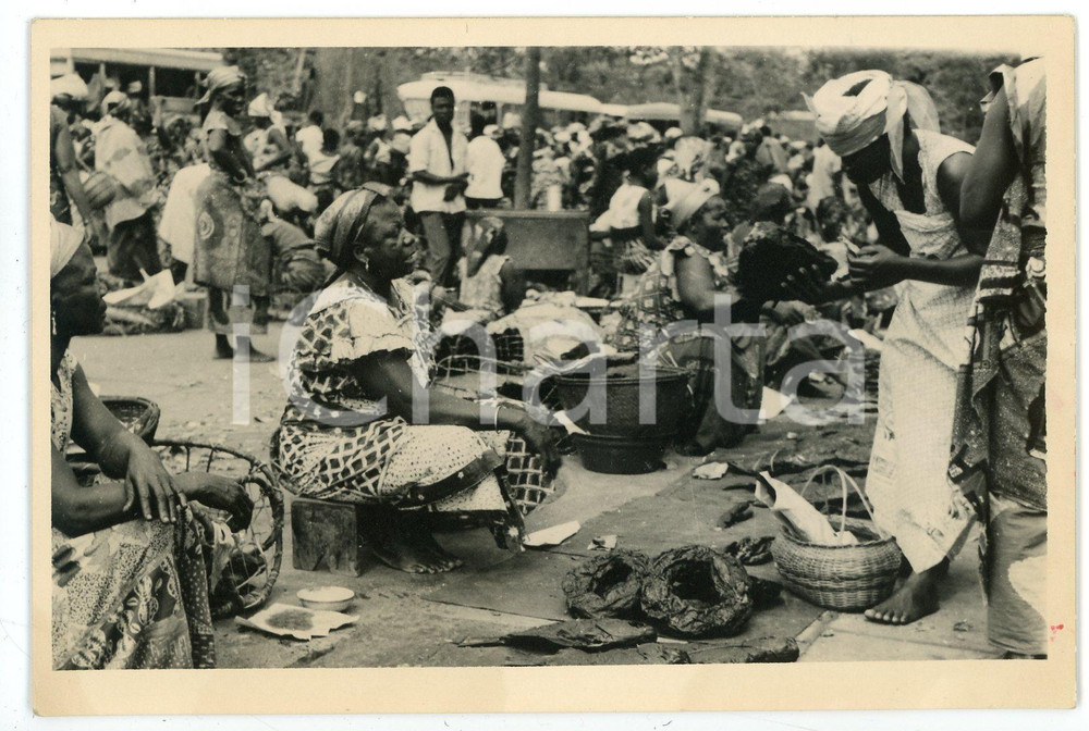 1930 ca CONGO BELGE Femmes au marchÃ© - Fotografia seriale 13x9 cm  Fotografia seriale d'epoca, originale e autentica.CONDIZIONI: FAIR FORMATO: 13x9cm    originale e autentica 1