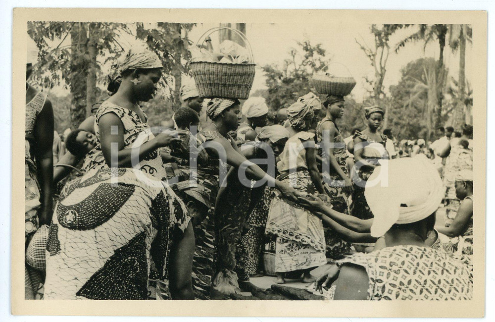 1930 ca CONGO BELGE Femmes au marchÃ© (1) - Fotografia seriale 13x9 cm  Fotografia seriale d'epoca, originale e autentica.CONDIZIONI: FAIR FORMATO: 13x9cm    originale e autentica 1