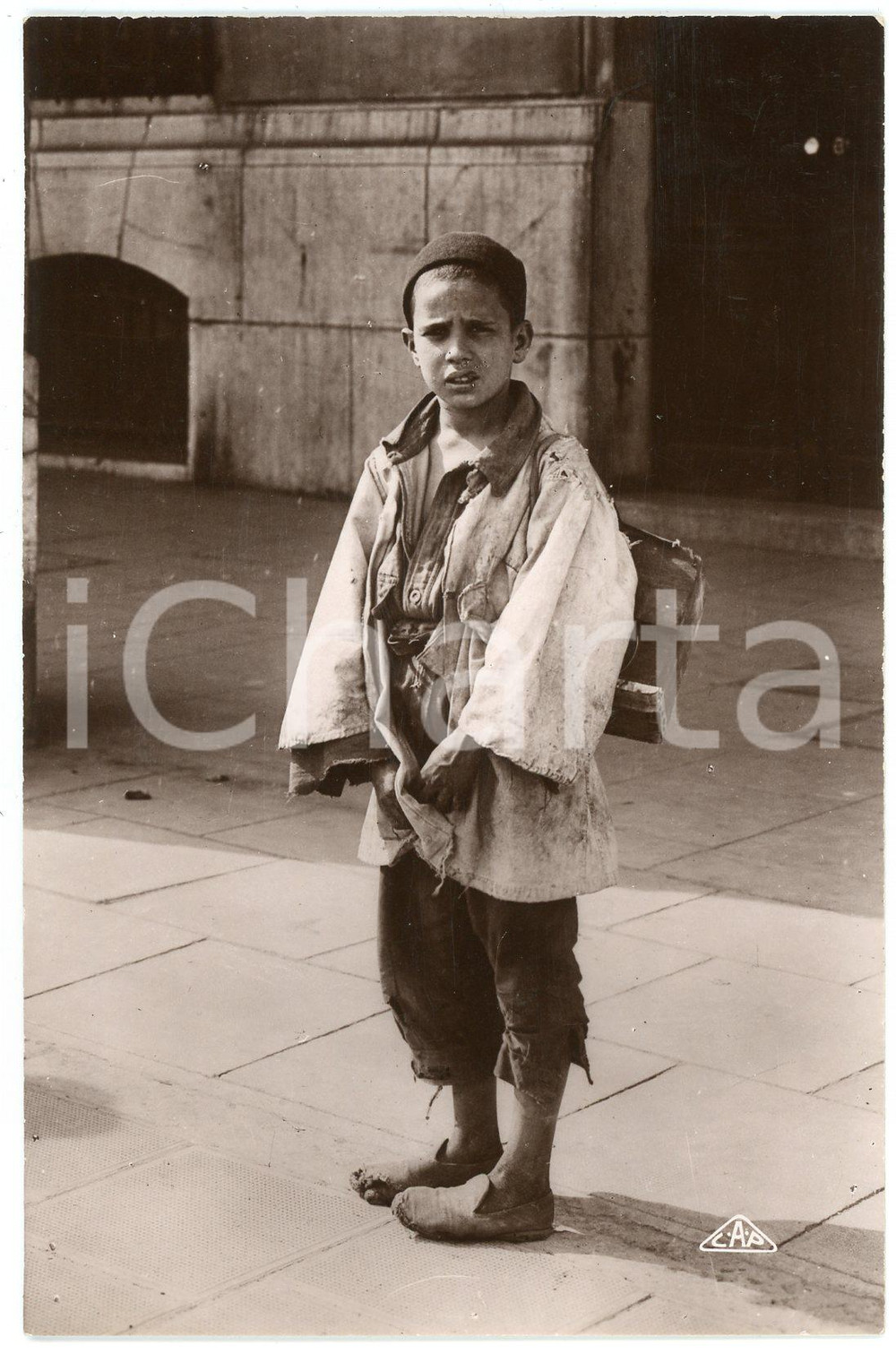 1940ca AFRIQUE DU NORD Yaouled - Cireur de souliers - Carte postale CAP 1022 FP  Cartolina postale d'epoca, non viaggiata.CONDIZIONI: FAIRFORMATO: FP    originale e autentica 1