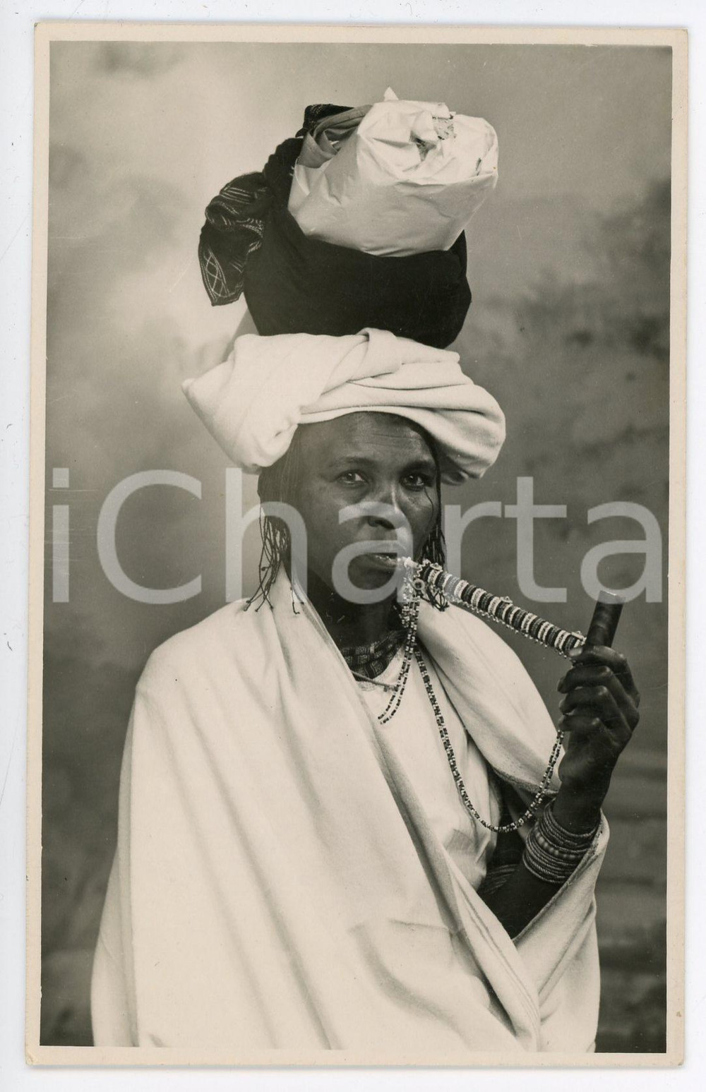 1960 ca AFRICA Indigenous woman smoking a pipe - RPPC Postcard FP NV  Cartolina postale d'epoca, non viaggiata.CONDIZIONI: FAIR (piegatura all'angolo superiore destroFORMATO: FP    originale e autentica 1