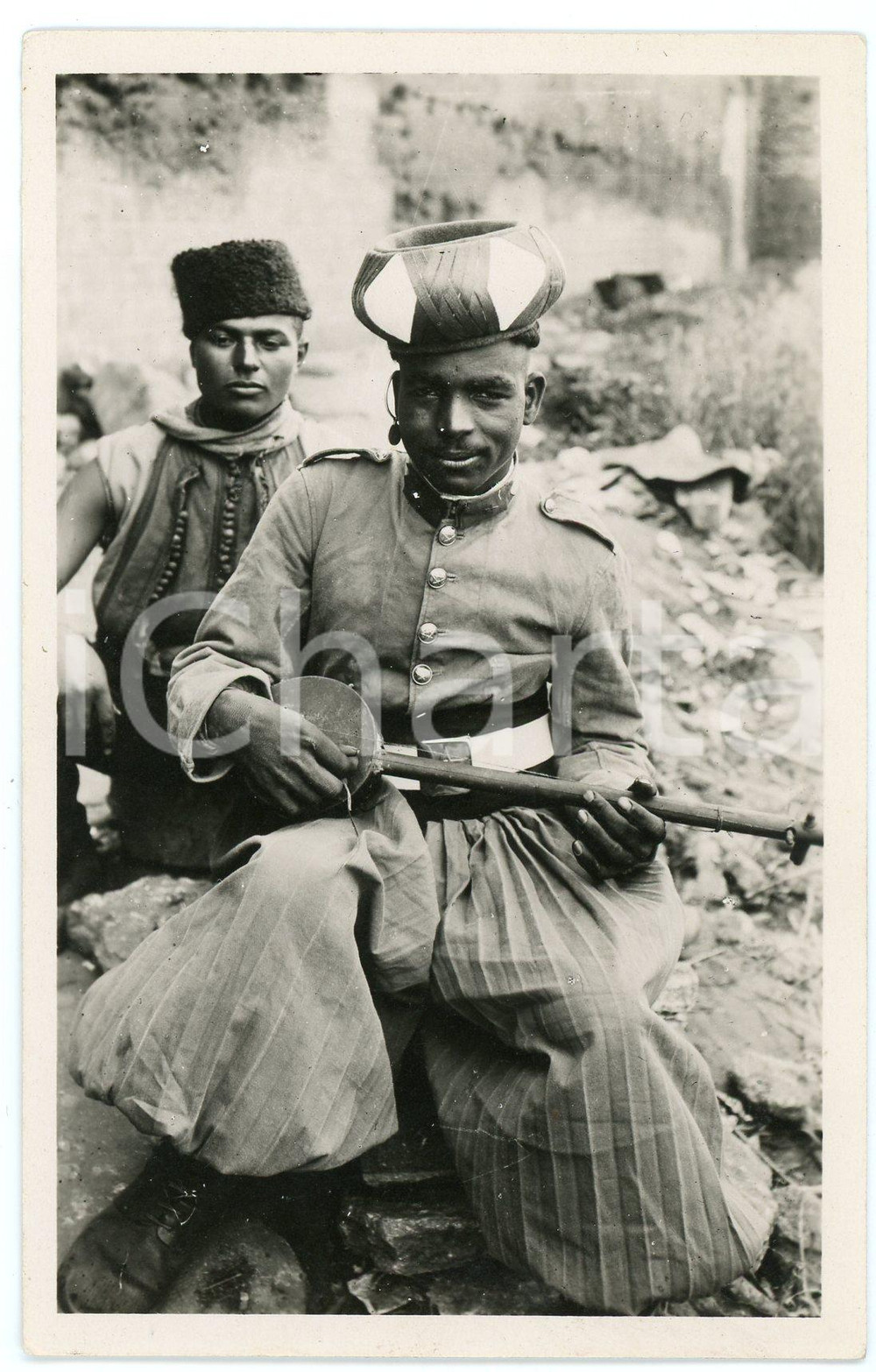 1950ca MAROC Soldat de la Garde de S.M. le Sultan au repos - Carte postale FP NV  Cartolina postale d'epoca, non viaggiata.EDITORE: Edition La Cicogne, CasablancaCONDIZIONI: FAIRFORMATO: FP    originale e autentica 1