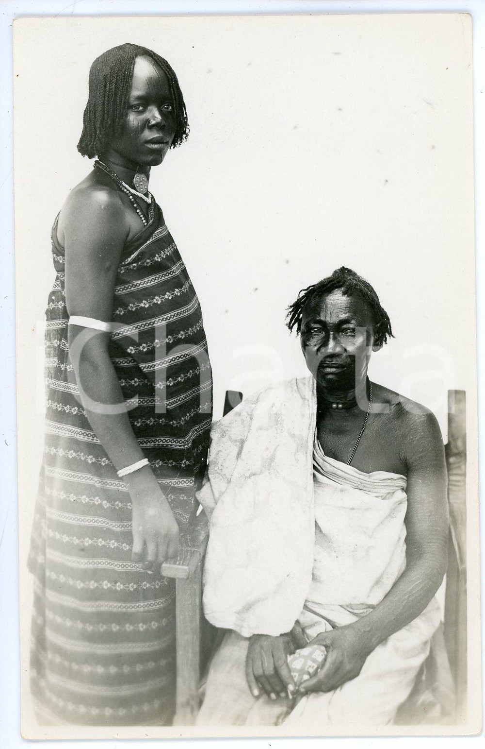 1960 ca AFRICA Indigenous mother and daughter - Photo 14x9 cm  Fotografia d'epoca originale, autentica. CONDIZIONI: FAIR (alone al margine inferiore)FORMATO: FP    originale e autentica 1