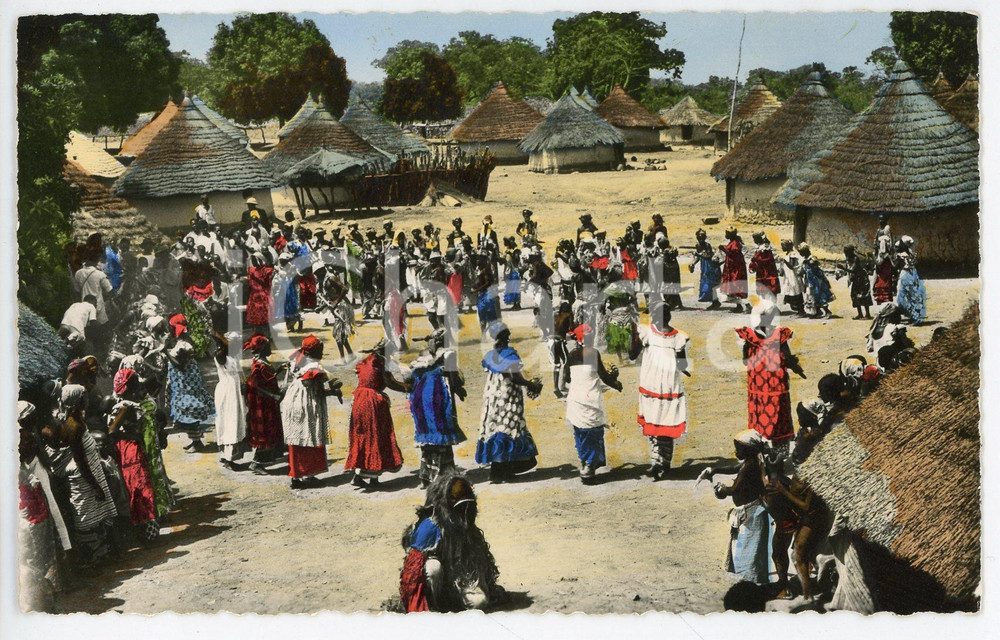 1960 ca AFRIQUE EN COULEURS Danses au village - Carte postale FP NV  Cartolina postale d'epoca, non viaggiata.EDITORE: Editions Hoa-Qui, ParisCONDIZIONI: FAIR FORMATO: FP    originale e autentica 1
