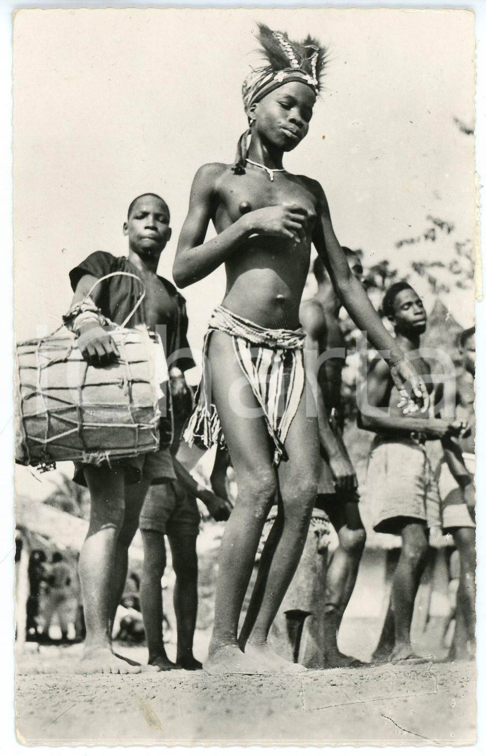 1959 AFRIQUE NOIRE Jeune danseuse- Carte postale Ed. HOA-QUI Fotografia seriale d'epoca, in formato cartolina postale, viaggiata.CONDIZIONI: G FORMATO: 9x14 cmEDITORE: Hoa-Qui, Paris    originale e autentica 1