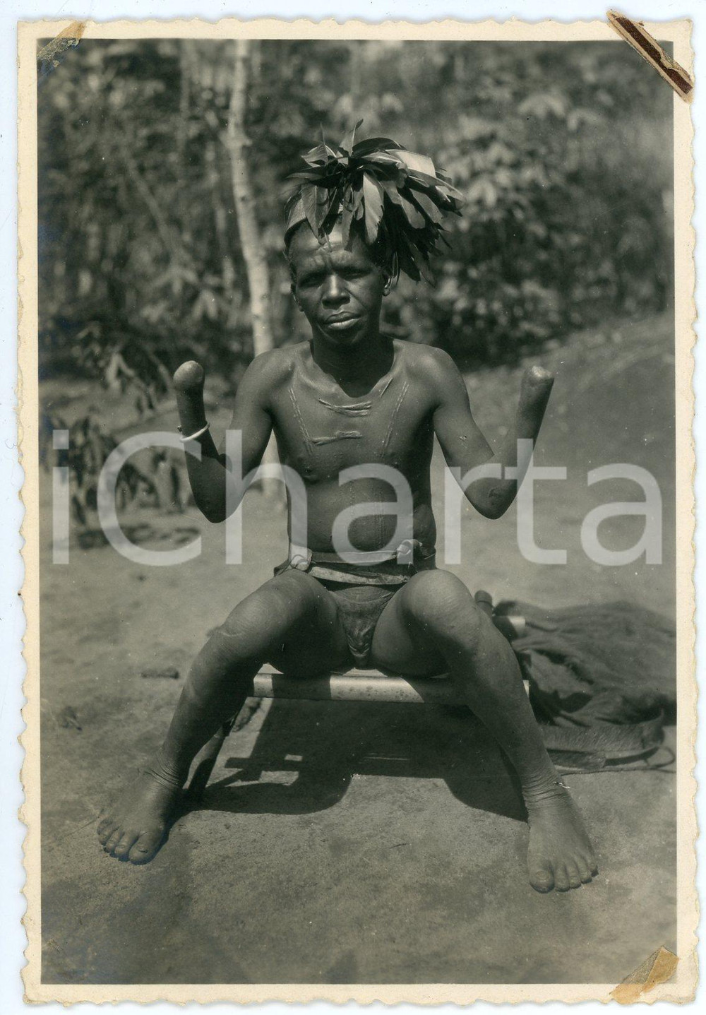 Cartolina originale da collezione 1930 ca AFRICA  SCARIFICATION Mutilated man without hands  Postcard RPPC 1