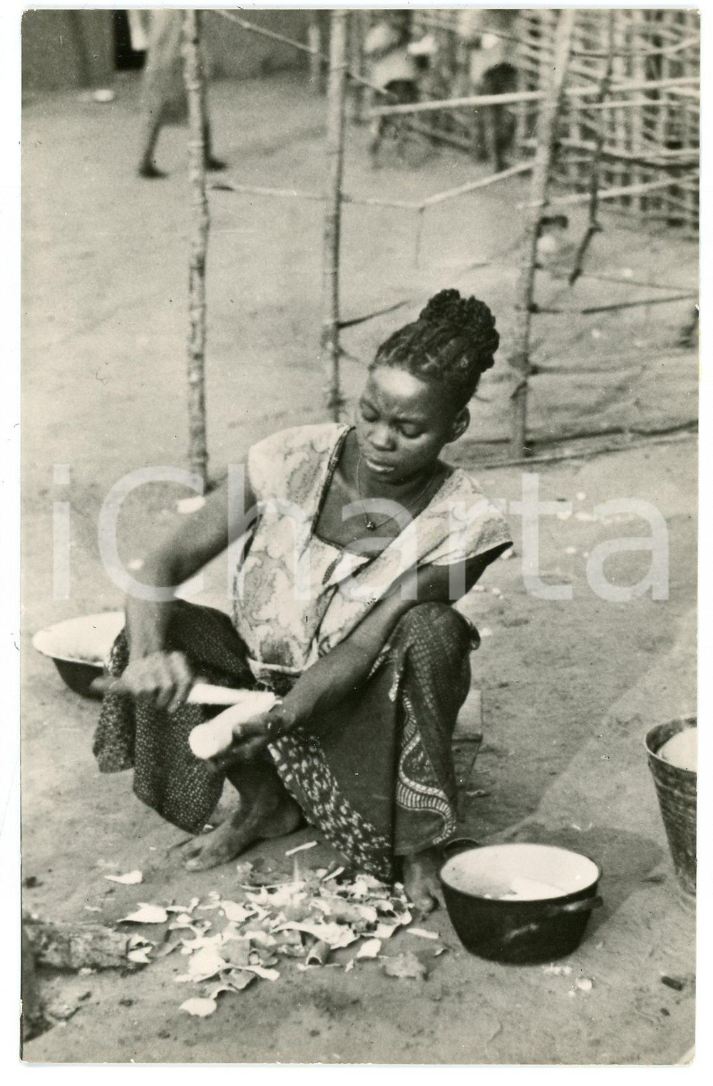 1930 ca CONGO BELGE - KINSHASA Femme Mukongo pèle un maioc - Carte postale FP NV Cartolina postale, non viaggiata.CONDIZIONI: FAIRFORMATO: FP    originale e autentica 1