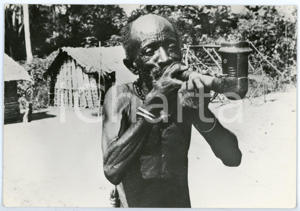1950 ca UGANDA Règion de KOLE Fumeur de pipe - Carte postale FG NV  Cartolina postale d'epoca, non viaggiata.FOTOGRAFO: Jacques Delay CONDIZIONI: FAIRFORMATO: FG    originale e autentica 1