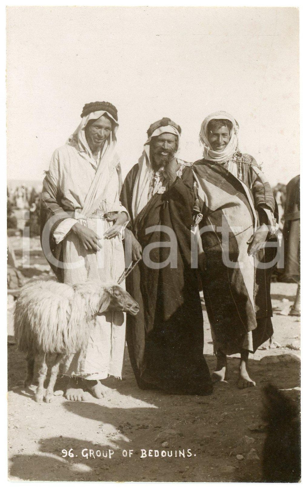 1910 ca AFRIQUE Group de bedouins - Carte postale FP NV  Cartolina postale d'epoca, non viaggiata.CONDIZIONI: POOR (residuo di incollatura lungo i margini del verso)FORMATO: FP    originale e autentica 1