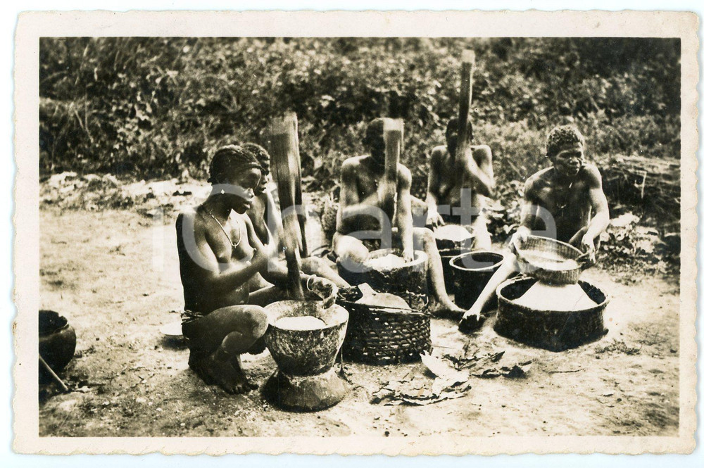 1930 ca AFRIQUE EQUATORIALE FRANCAISE - OUBANGUI Pilage du manioc Carte postale Cartolina postale d'epoca, non viaggiata ma con nota manoscritta al verso.CONDIZIONI: FAIRFORMATO: FP    originale e autentica 1