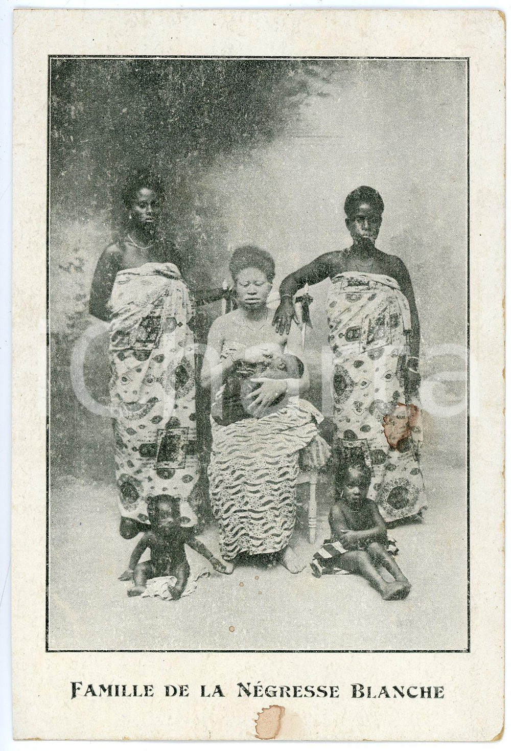 1930 ca AFRIQUE Albinisme - Famille de la négresse blanche - Carte postale FP NV  Cartolina postale d'epoca, non viaggiata.CONDIZIONI: POOR (macchie al verso)FORMATO: FP    originale e autentica 1