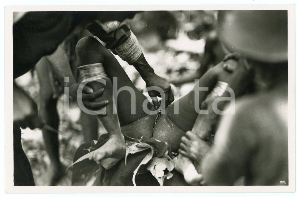 1930 C. ZAGOURSKI «L'Afrique qui disparaît»  - Après l'excision - Postcard 16  Fotocartolina postale d'epoca, appartenente alla serie &laquo;L'Afrique qui dispara&icirc;t- S&eacute;rie de l'excision&raquo; del fotografo Casimir Zagourski (L&eacute;opoldville).Non viaggiata.CONDIZIONI: GFORMATO: 14x9 cm    originale e autentica 1