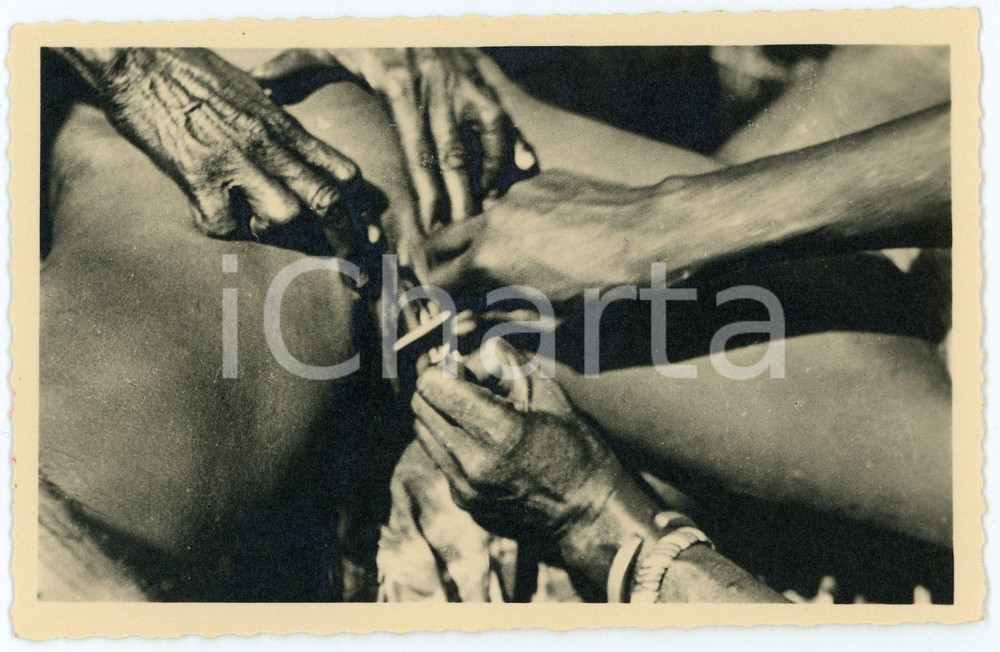 1950 ca René PAULEAU - Excision chez les M'BAKA-MANDJA (CAMEROUN) (6) Postcard  Fotocartolina postale d'epoca, appartenente alla serie &laquo;Collection Ethnographique&raquo; del fotografo Ren&eacute; Pauleau (Douala, Camerun).Didascalia : "12- 2e phase de l'initiation de l'excision chez les M'Baka-Mandja. Ablation du clitoris et des petites l&egrave;vres".Non viaggiata.CONDIZIONI: GFORMATO: 14x9 cm    originale e autentica 1