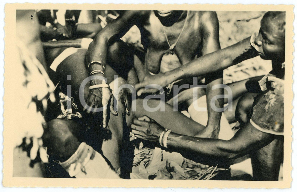 1950 ca René PAULEAU - Excision chez les M'BAKA-MANDJA (CAMEROUN) (8) Postcard  Fotocartolina postale d'epoca, appartenente alla serie &laquo;Collection Ethnographique&raquo; del fotografo Ren&eacute; Pauleau (Douala, Camerun).Didascalia : "14 - 2e phase de l'initiation de l'excision chez les M'Baka-Mandja. Ablation du clitoris et des petites l&egrave;vres".Non viaggiata.CONDIZIONI: GFORMATO: 14x9 cm    originale e autentica 1