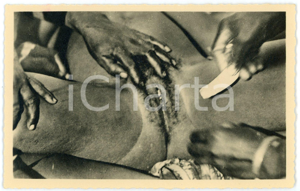 1950 ca René PAULEAU - Excision chez les M'BAKA-MANDJA (CAMEROUN) (9) Postcard  Fotocartolina postale d'epoca, appartenente alla serie &laquo;Collection Ethnographique&raquo; del fotografo Ren&eacute; Pauleau (Douala, Camerun).Didascalia : "15 - 2e phase de l'initiation de l'excision chez les M'Baka-Mandja. Ablation du clitoris et des petites l&egrave;vres".Non viaggiata.CONDIZIONI: GFORMATO: 14x9 cm    originale e autentica 1