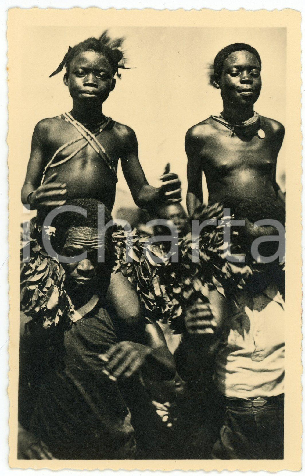 1950 ca René PAULEAU - Excision chez les M'BAKA-MANDJA (CAMEROUN) (15) Postcard  Fotocartolina postale d'epoca, appartenente alla serie &laquo;Collection Ethnographique&raquo; del fotografo Ren&eacute; Pauleau (Douala, Camerun).Didascalia : "4 - 1&egrave;re phase de l'initiation de l'excision chez les M'Baka-Mandja. Danses de l'initiation".Non viaggiata.CONDIZIONI: GFORMATO: 9x14 cm    originale e autentica 1