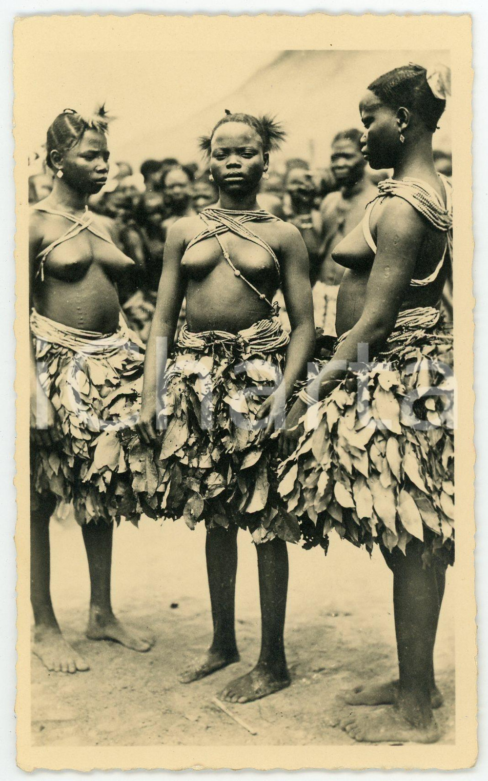 1950 ca René PAULEAU - Excision chez les M'BAKA-MANDJA (CAMEROUN) (16) Postcard  Fotocartolina postale d'epoca, appartenente alla serie &laquo;Collection Ethnographique&raquo; del fotografo Ren&eacute; Pauleau (Douala, Camerun).Didascalia : "1 - 1&egrave;re phase de l'initiation de l'excision chez les M'Baka-Mandja. Danses de l'initiation".Non viaggiata.CONDIZIONI: GFORMATO: 9x14 cm    originale e autentica 1